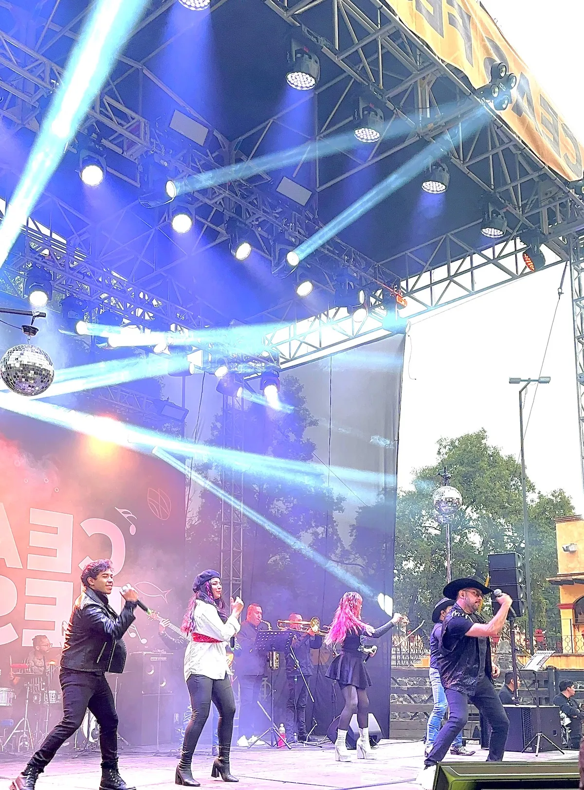Espectáculo musical en lienzo charro sin vestuario temático