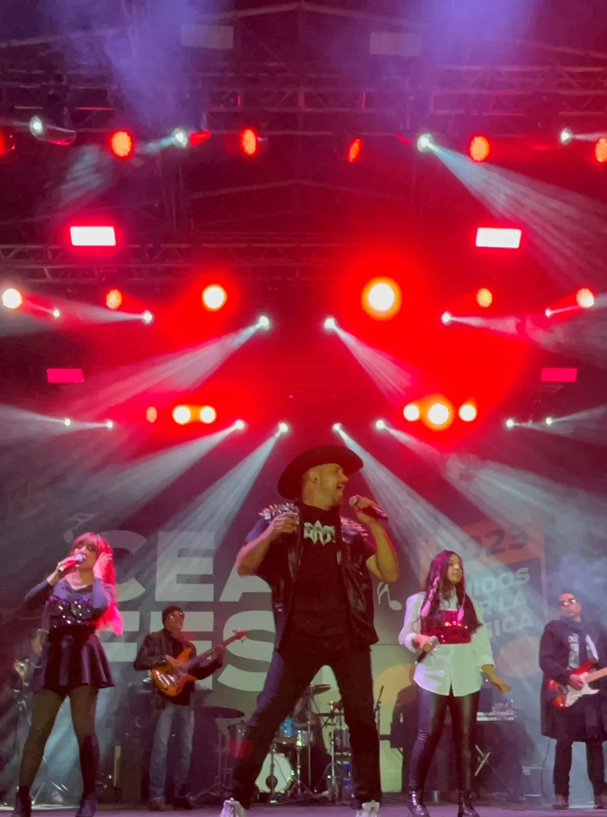 Show musical en lienzo charro con escenografía