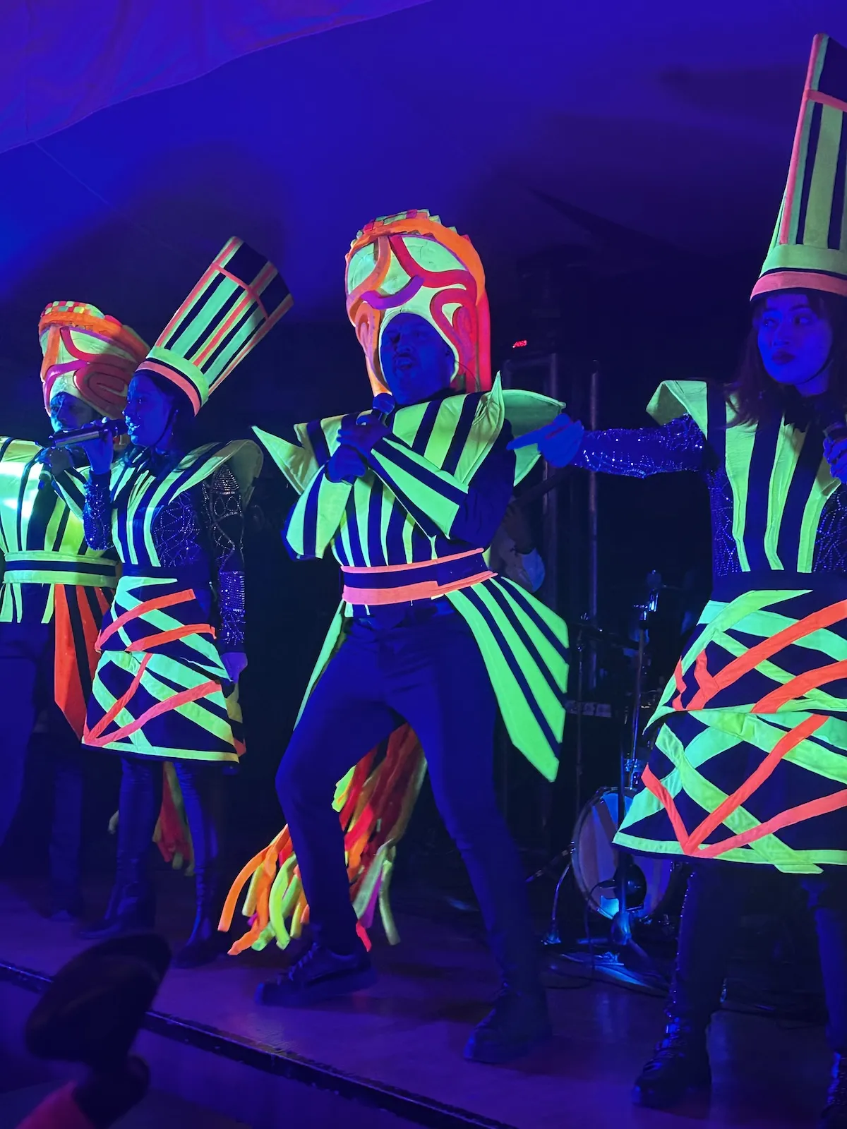 Grupo musical versátil en evento corporativo con iluminación profesional