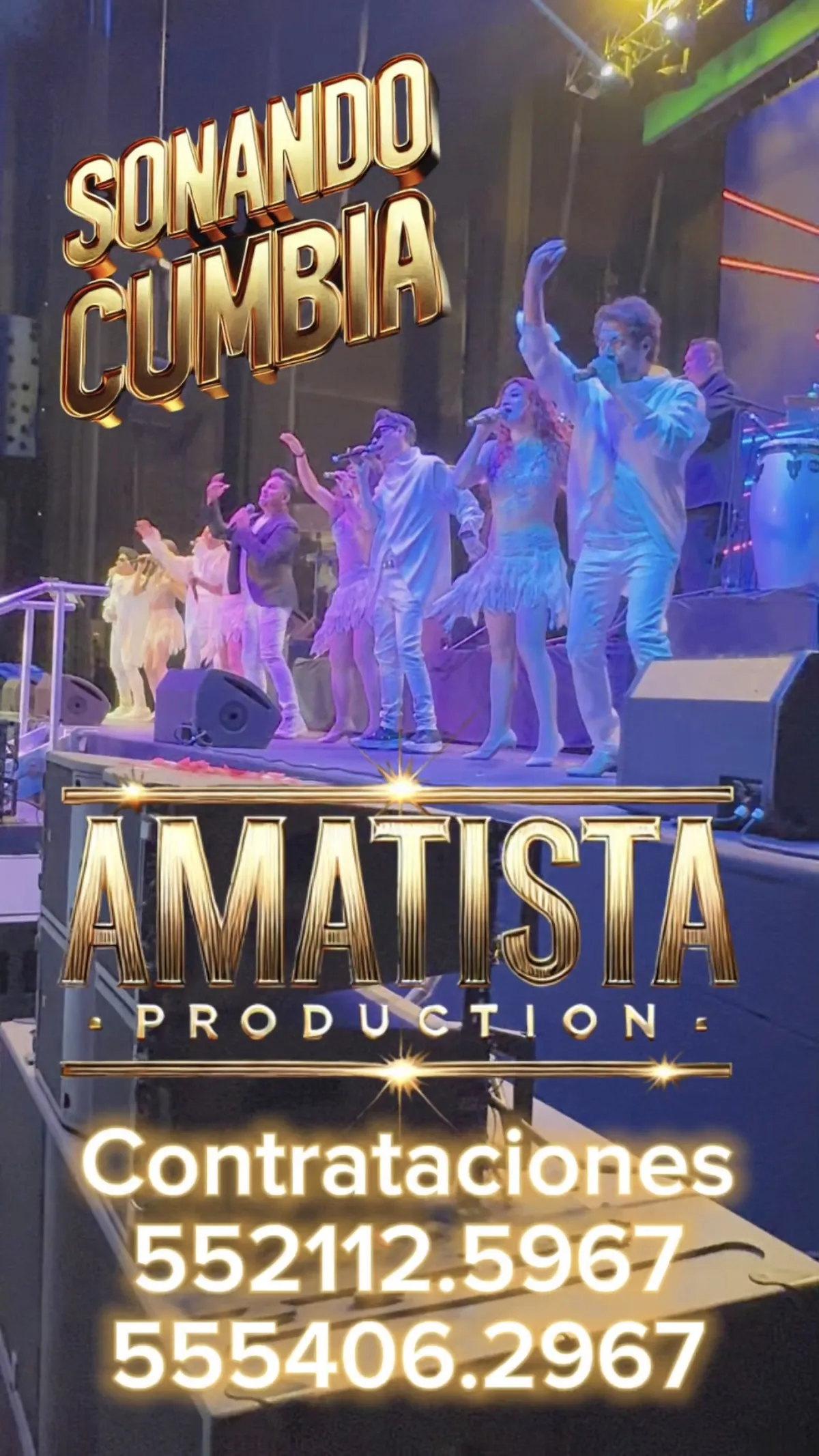 Integrantes de Amatista Sonando Cumbia en escenario